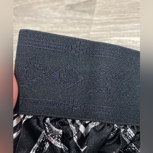 LuLaRoe Women’s Black & Silver Metallic Pleated Skirt Sz M - Picture 5 of 10